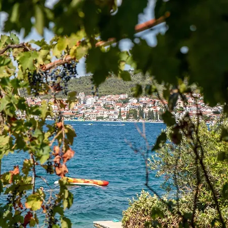 Awesome In Okrug Gornji With Wifi * Trogir