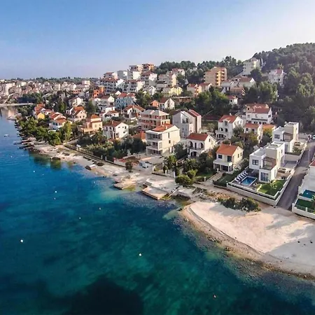 Awesome In Okrug Gornji With Wifi